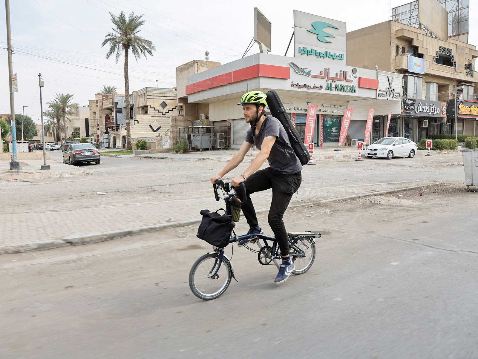 فنان بريطاني يمر بدراجة عبر العراق في طريقه إلى «كوب 27»