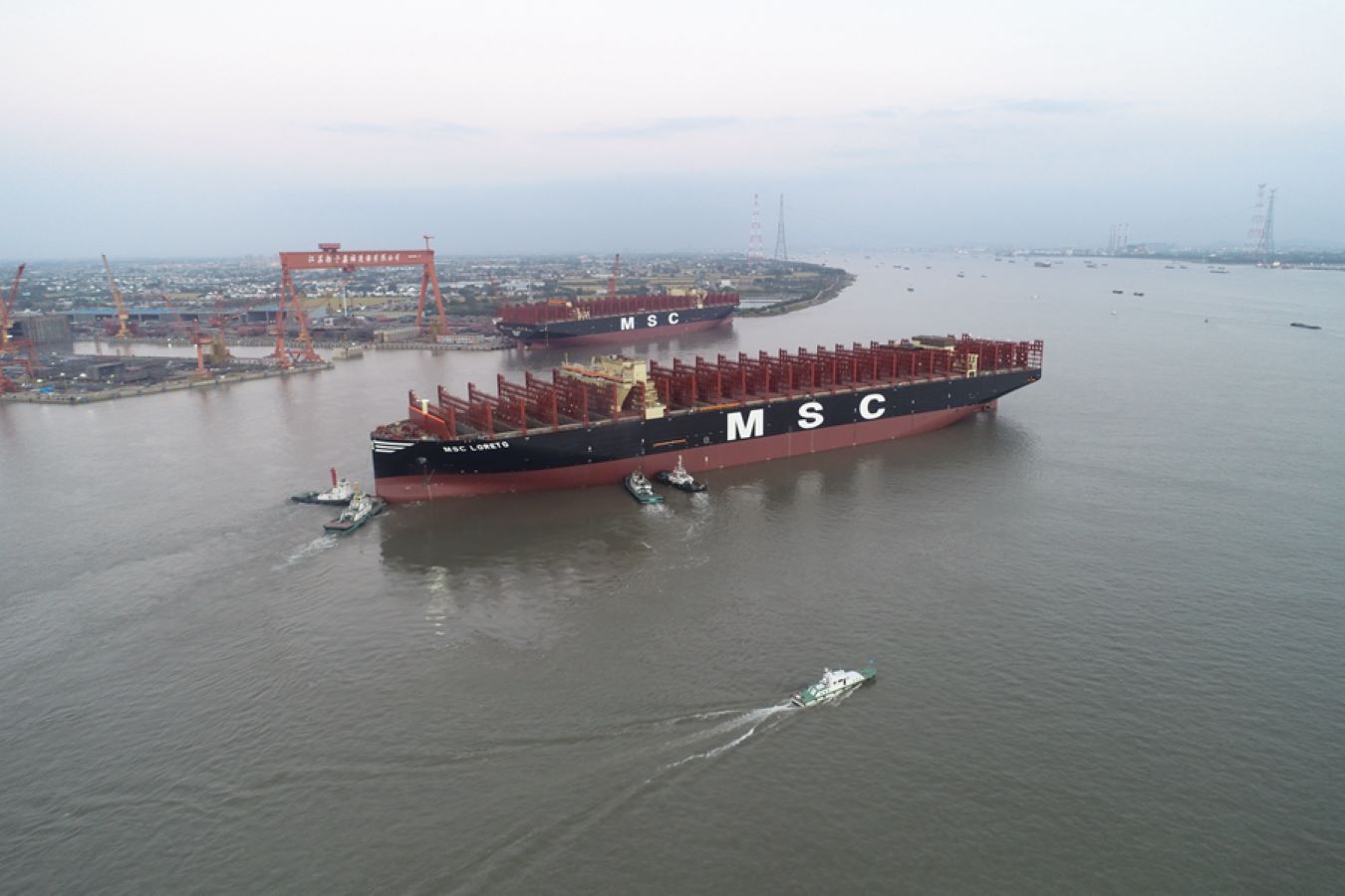 أكبر سفينتي شحن في العالم تنزلان مياه نهر اليانغتسي بالصين