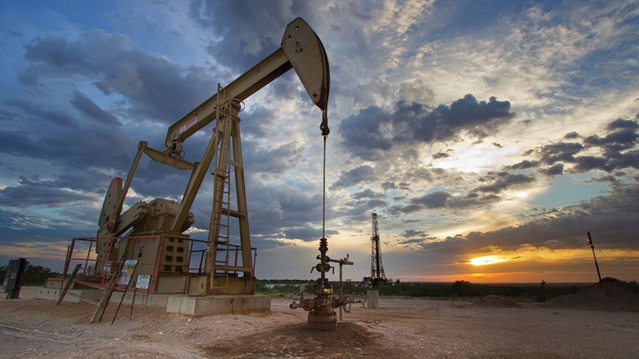 النفط يتراجع متأثراً بمخاوف الطلب