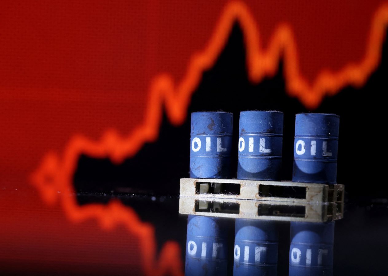 أسعار النفط تقفز 5% عند التسوية