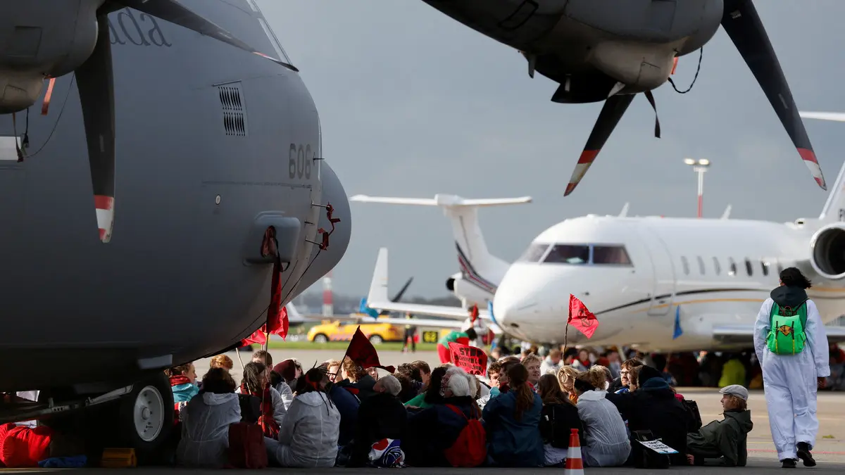 نشطاء مناخ يمنعون إقلاع طائرات خاصة من مطار سخيبول الهولندي