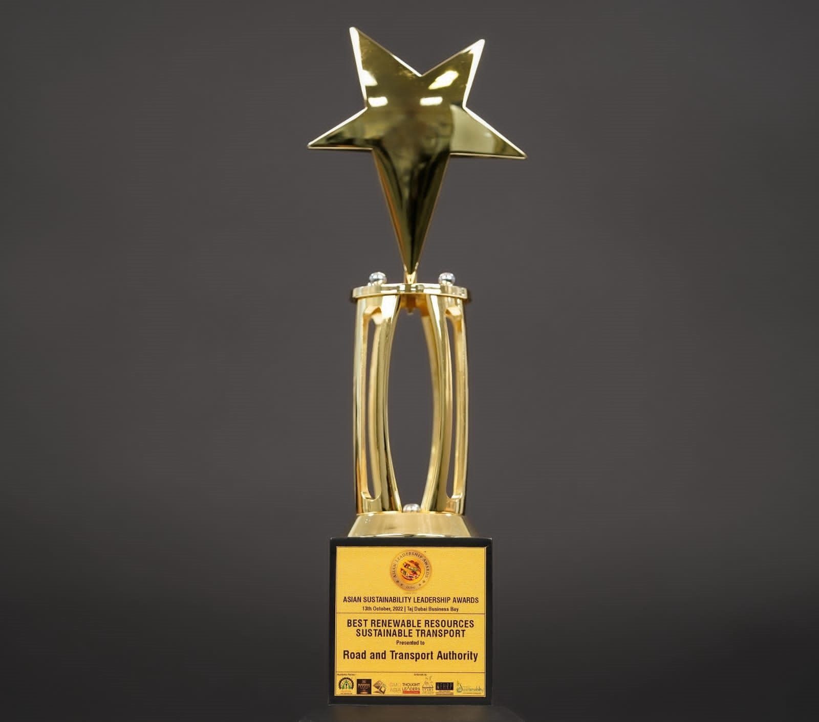 «طرق دبي» تفوز بجوائز مرموقة في النقل البحري والمسؤولية المجتمعية والاستدامة