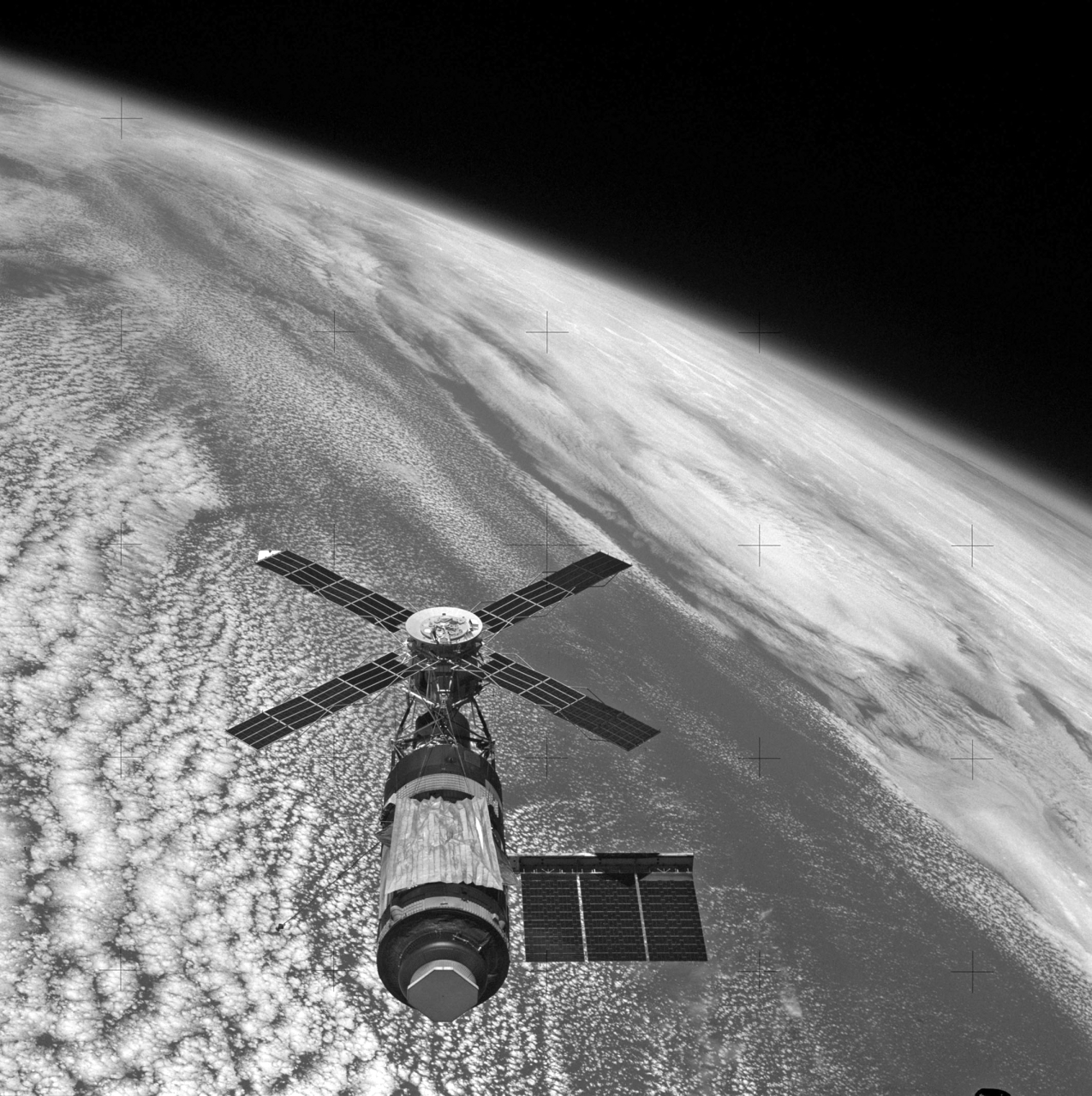 الصورة : 1973 ضمن برنامج سكاي لاب، ناسا تطلق سكاي لاب 4 بطاقم من ثلاثة رواد فضاء من مدينة كيب كانفرال لمهمة مدتها 84 يوماً