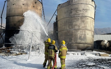 الصورة: الصورة: الدفاع المدني يسيطر على حريق في مصنع للزيوت برأس الخيمة