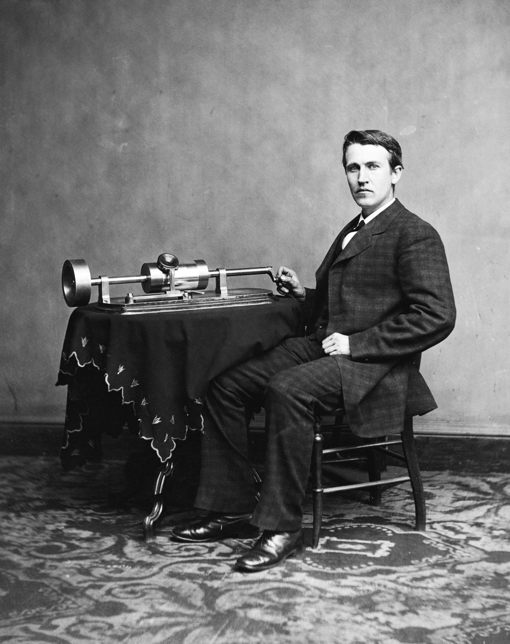 الصورة : 1877 توماس إديسون يخترع آلة الفونوغراف