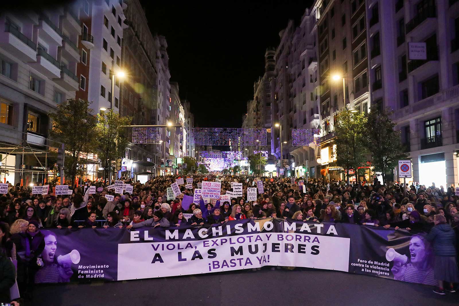 آلاف يحتجون في إسبانيا للمطالبة بإنهاء العنف ضد المرأة