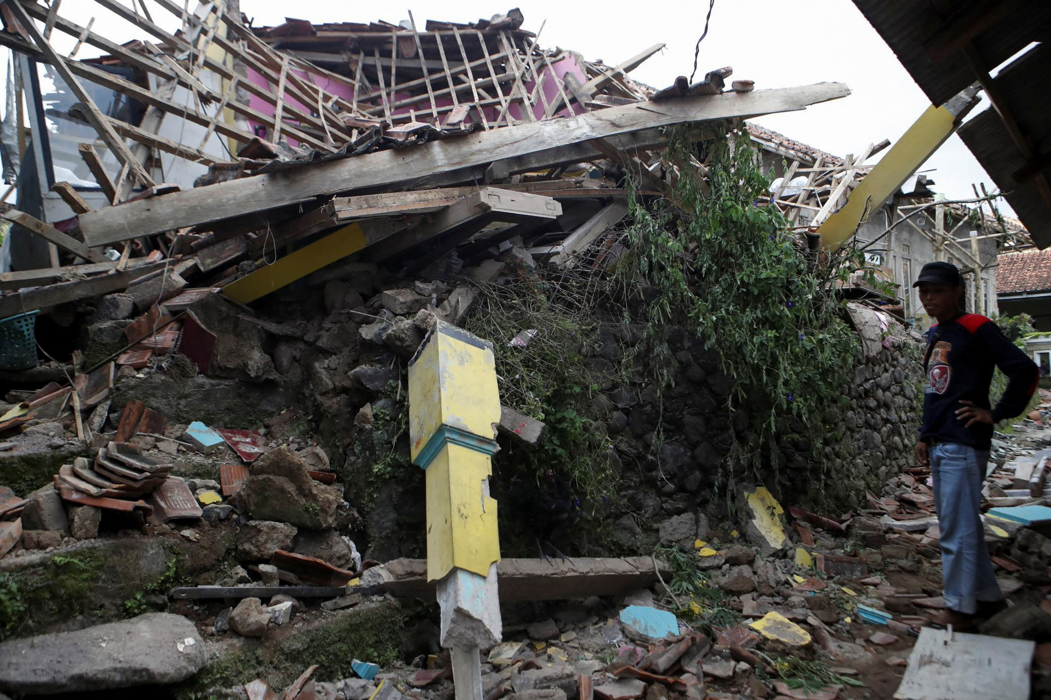 321 قتيلاً حصيلة ضحايا زلزال اندونيسيا