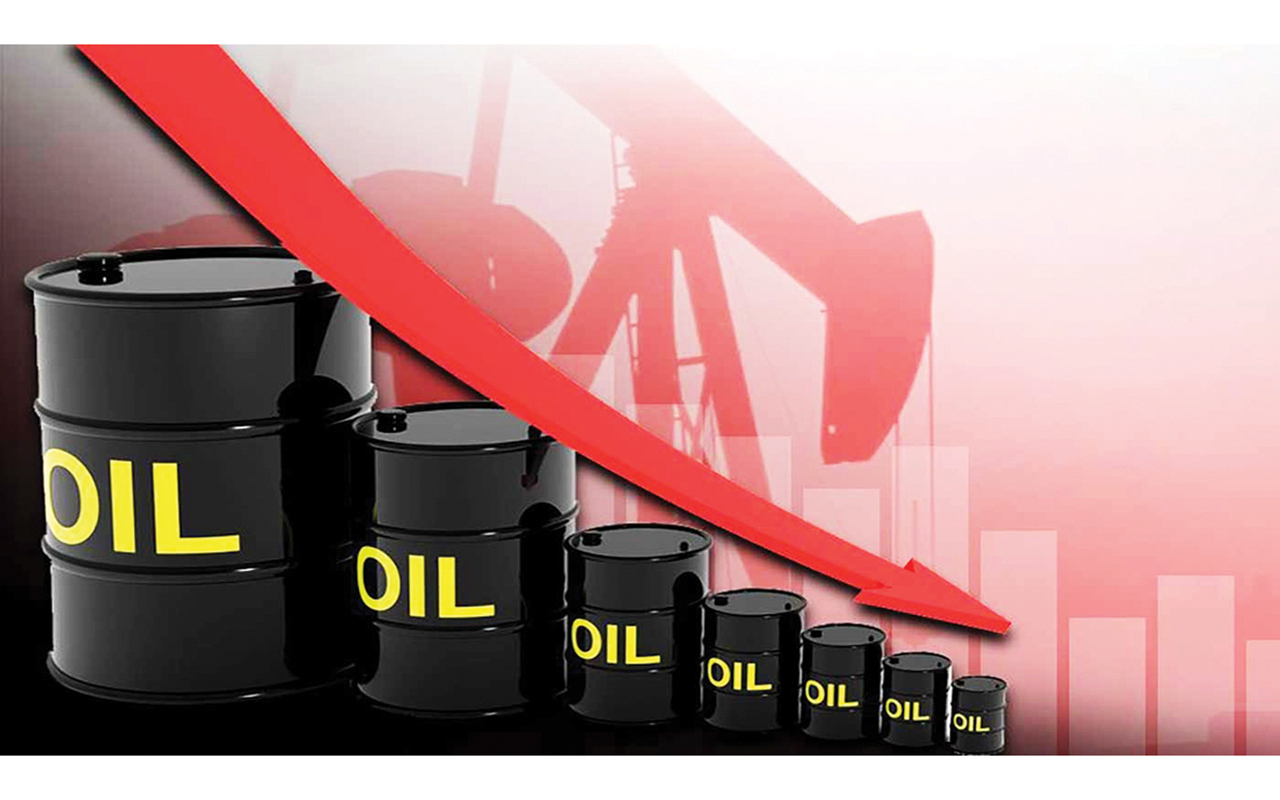 النفط يتخلى عن مكاسب 2022 ويخسر أكثر من دولارين