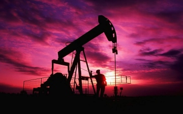 الصورة: الصورة: النفط الخام الأمريكي يتحول للارتفاع وبرنت يقلص خسائره