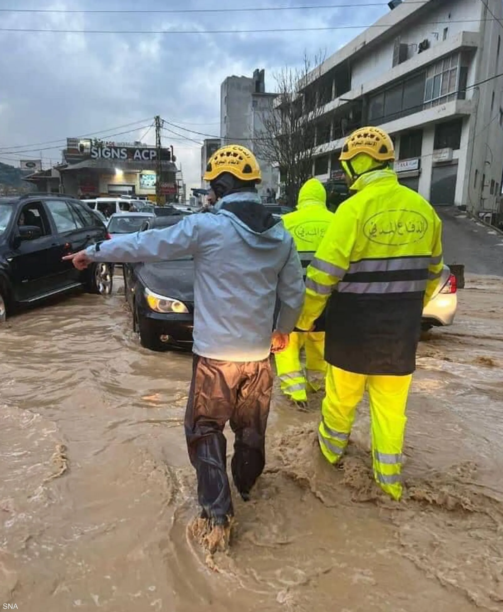 الدفاع المدني اللبناني يواصل إنقاذ مواطنين حاصرتهم السيول