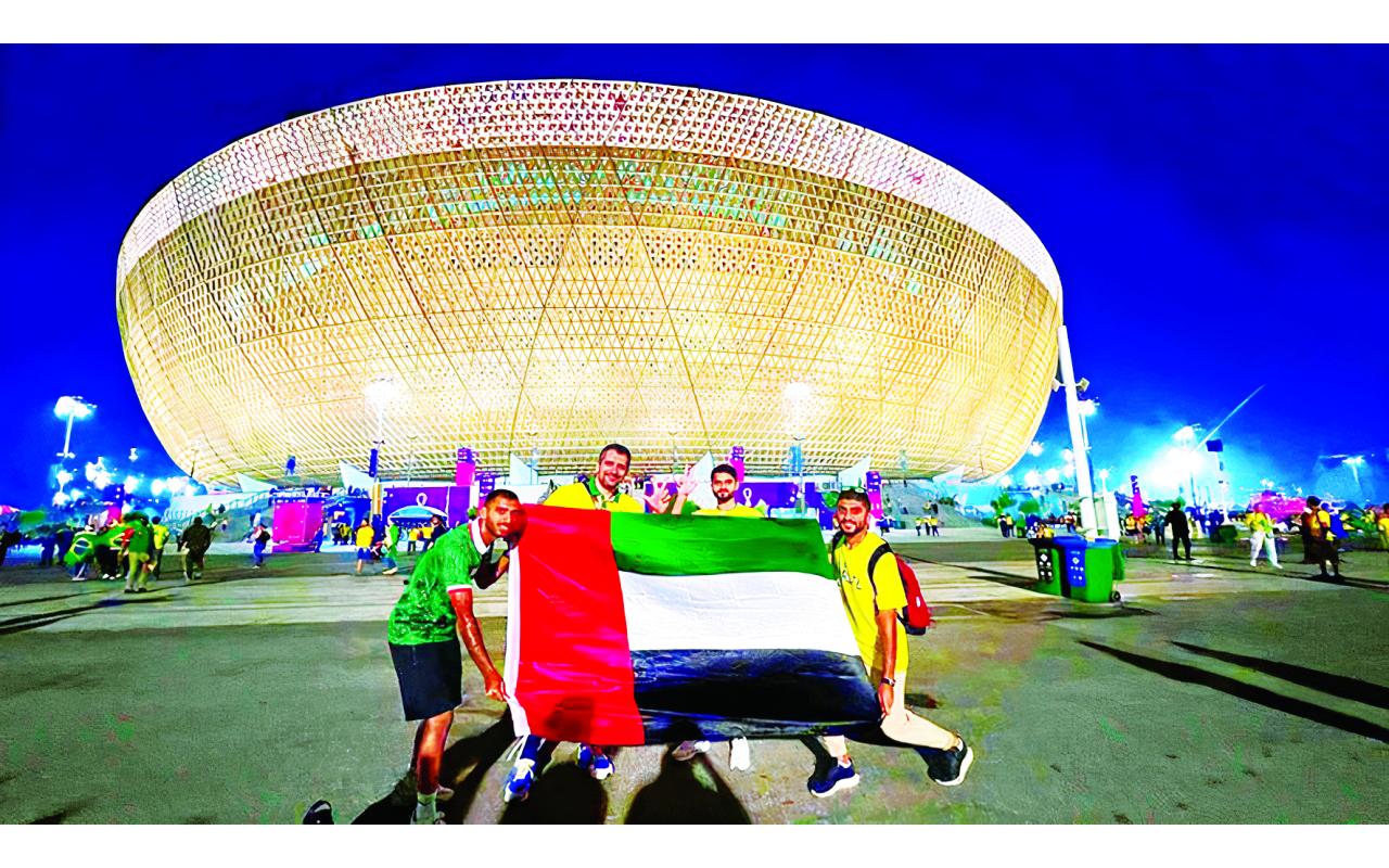 الصورة : العلم الإماراتي يتألق أمام استاد لوسيل  |  البيان
