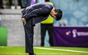 الصورة: الصورة: طريقة اعتذار مدرب اليابان تبهر العالم