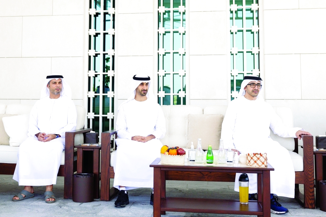 الصورة : عبدالله بن زايد وحمدان بن محمد بن زايد ومحمد الخاجة خلال الاستقبال