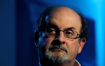 الصورة: الصورة: بعد الهجوم عليه.. سلمان رشدي يكشف مقتطفات من كتابه الجديد