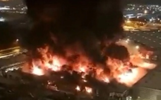 الصورة: الصورة: حريق ضخم في مركز تجاري بضواحي موسكو ووفاة شخص