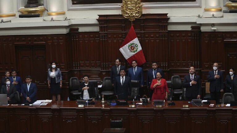 حكومة رئيسة البيرو الجديدة تؤدي اليمين وسط استمرار الاحتجاجات