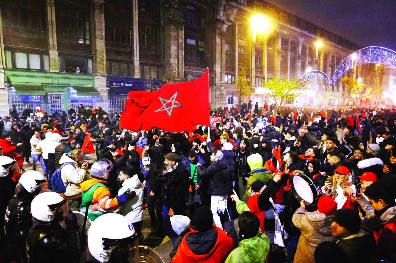 الصورة : الآلاف يحتفلون بالفوز المغربي في العاصمة البلجيكية بروكسل | أ ف ب