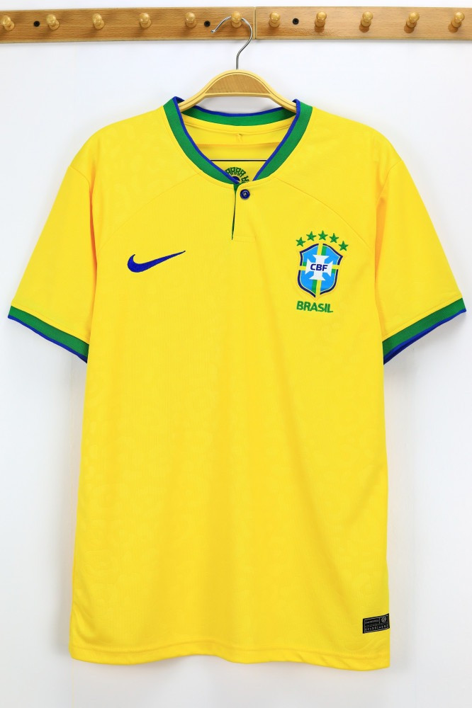 تقديراً لبيليه.. ثلاثة قلوب على قميص المنتخب البرازيلي