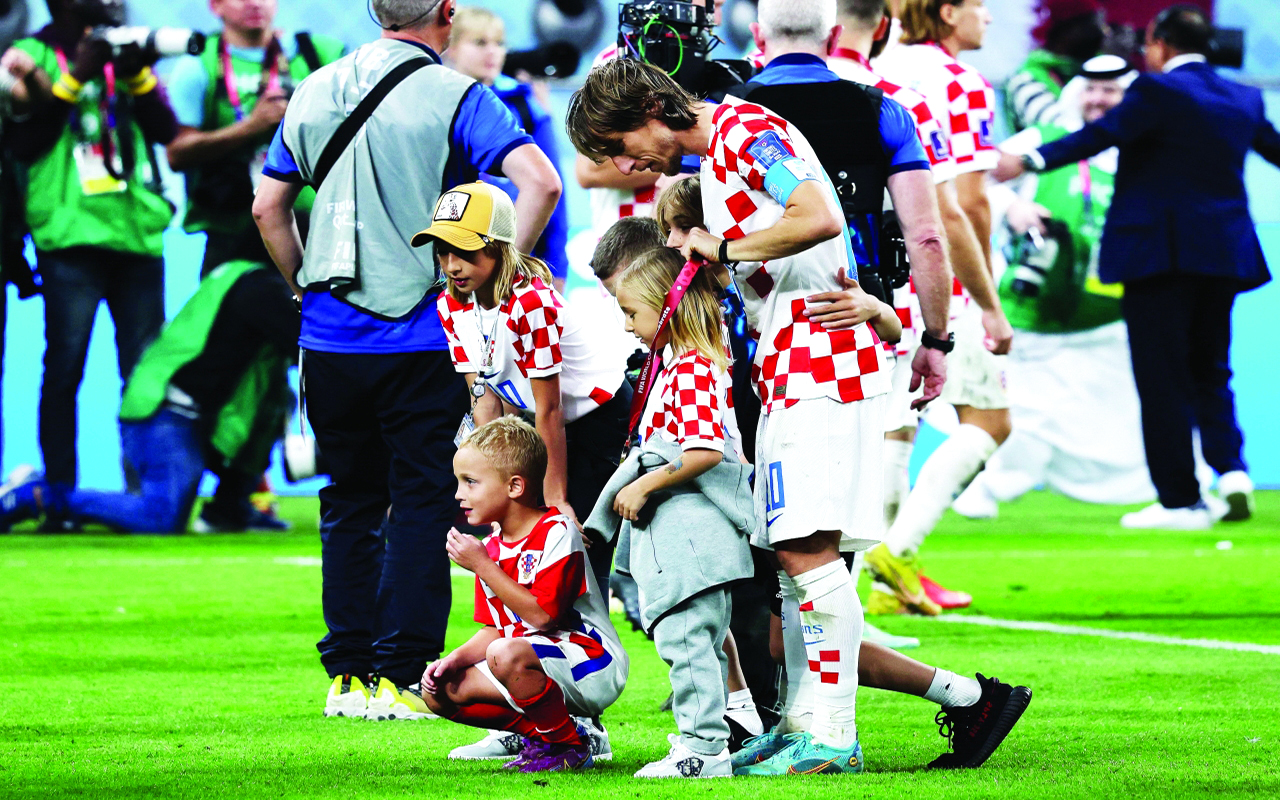 الصورة : Croatia's midfielder #10 Luka Modric and his children celebrate with his medal after winning the Qatar 2022 World Cup third place play-off football match between Croatia and Morocco at Khalifa International Stadium in Doha on December 17, 2022. (Photo by KARIM JAAFAR / AFP)