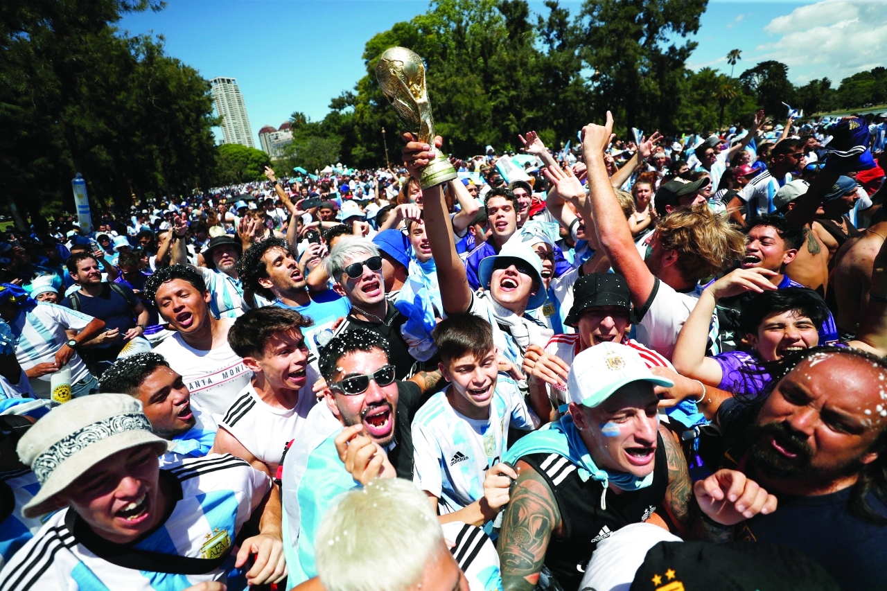 الصورة : Soccer Football - FIFA World Cup Final Qatar 2022 - Fans in Buenos Aires watch Argentina v France - Buenos Aires, Argentina - December 18, 2022  Argentina fans display a replica trophy ahead of the match REUTERS/Agustin Marcarian