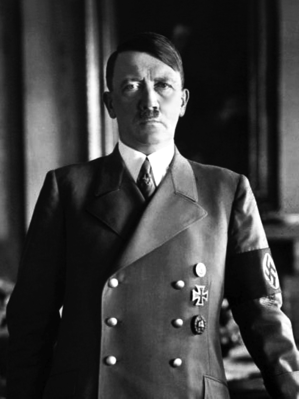 الصورة : 1941 أدولف هتلر ينصّب نفسه قائداً أعلى على الجيوش الألمانية ويلقب نفسه بالفوهرر (القائد).