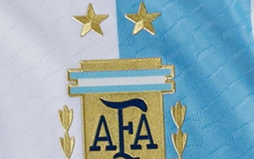 الصورة: الصورة: بعد التتويج بكأس العالم.. قميص الأرجنتين يتزين بالنجمة الثالثة (فيديو)