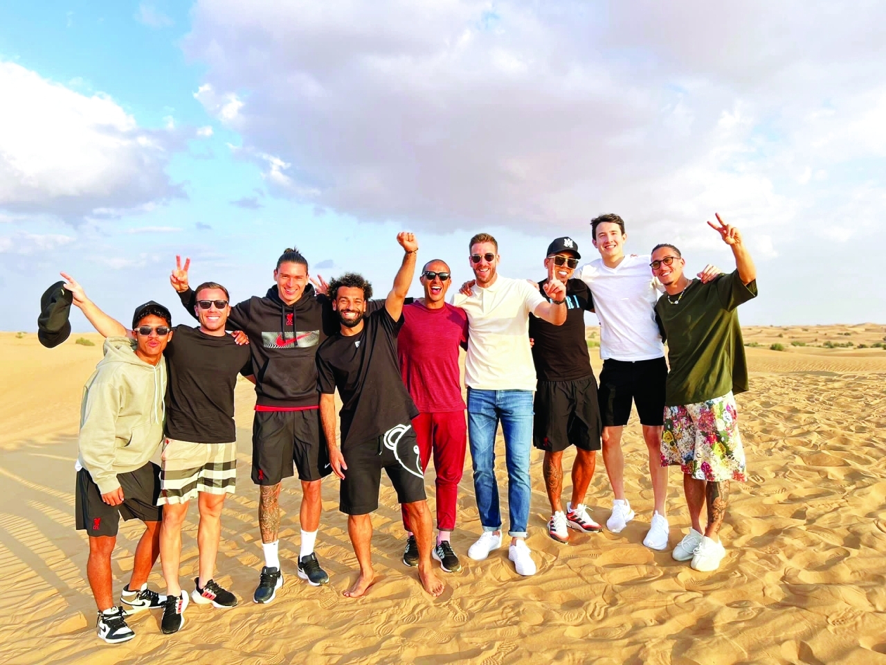 الصورة : نجوم ليفربول بقيادة صلاح يحتفلون خلال رحلة في صحراء دبي | البيان