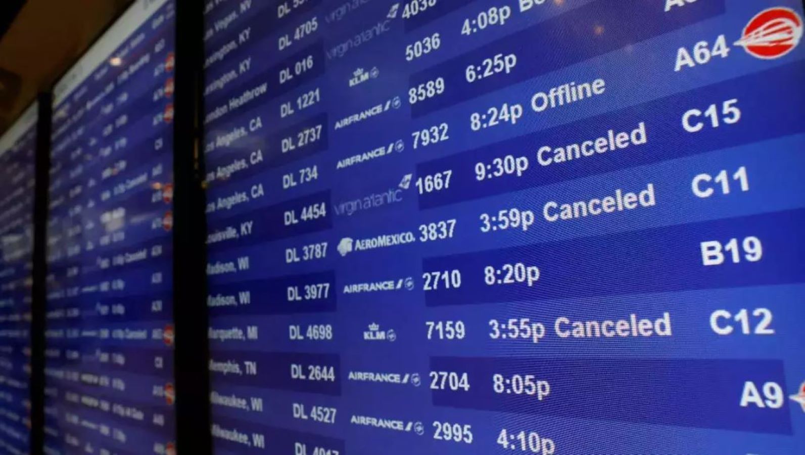إلغاء 4400 رحلة جويّة بأمريكا وسط عاصفة شتوية مع بداية موسم العطلات