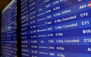 الصورة: الصورة: إلغاء 4400 رحلة جويّة بأمريكا وسط عاصفة شتوية مع بداية موسم العطلات