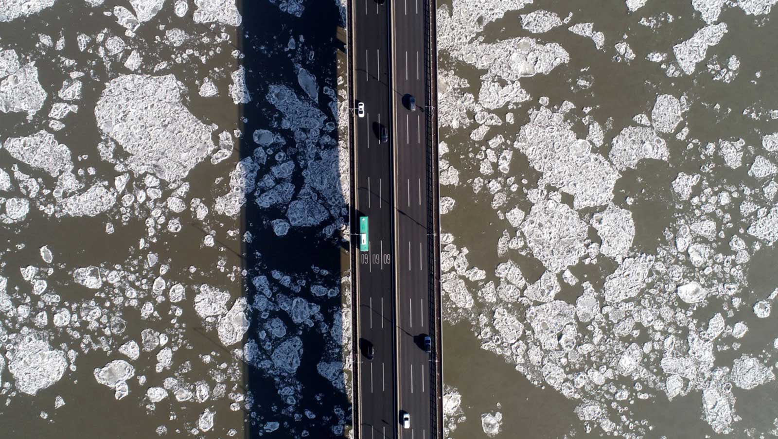 البرد يجمّد نهراً في كوريا الجنوبية قبل موعده