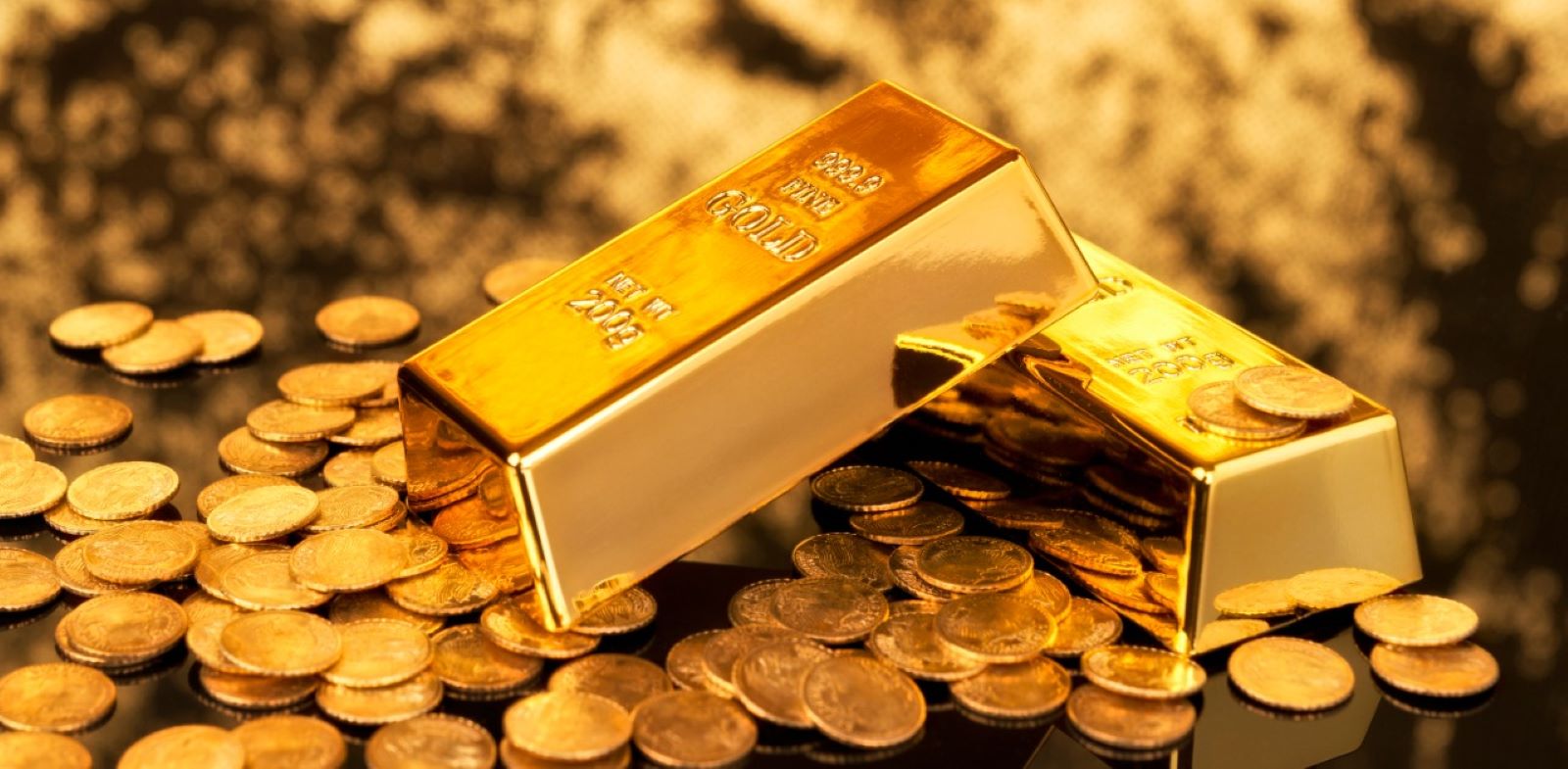 الذهب يهبط 1% مع ارتفاع الدولار وعوائد سندات الخزانة