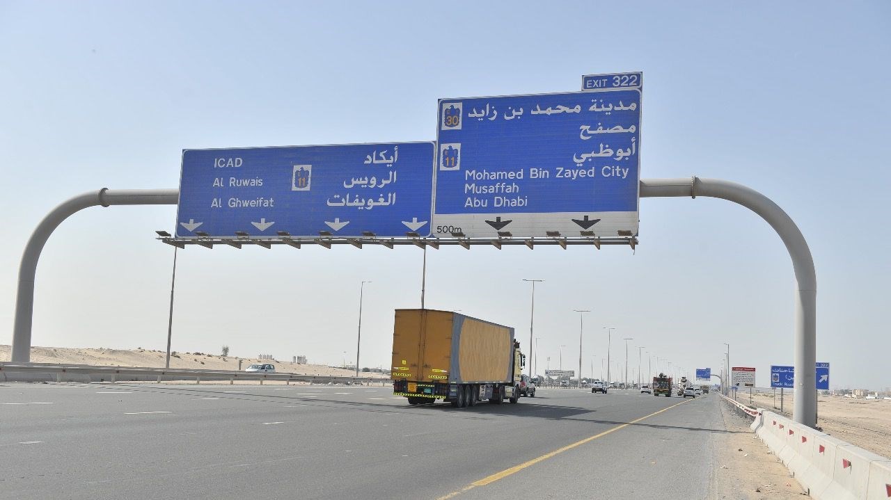 شرطة أبوظبي: منع دخول الشاحنات والحافلات في رأس السنة الميلادية