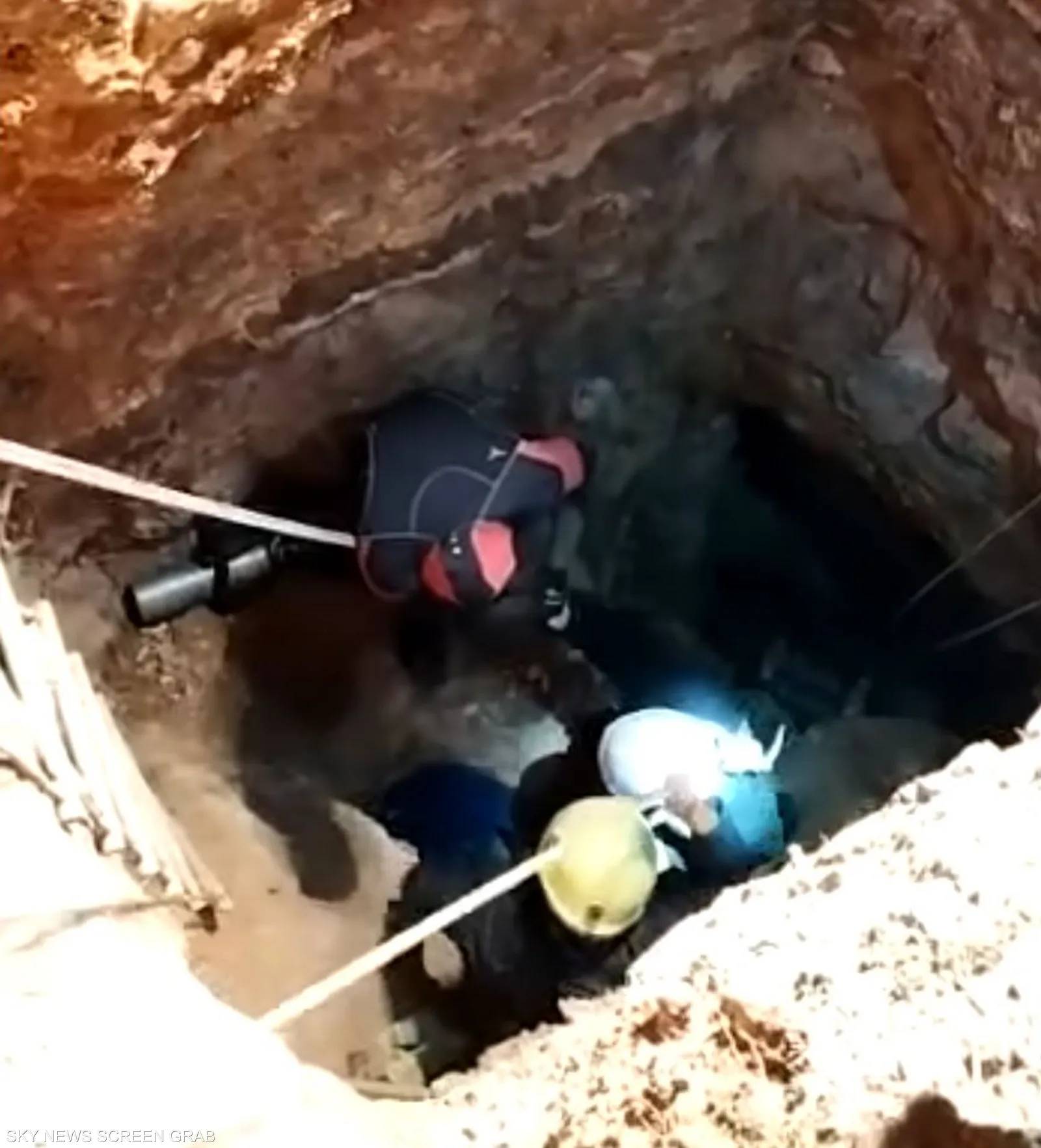 فيديو.. إنقاذ شخصين سقطا في حفرة عمقها 30 متراً في الأردن