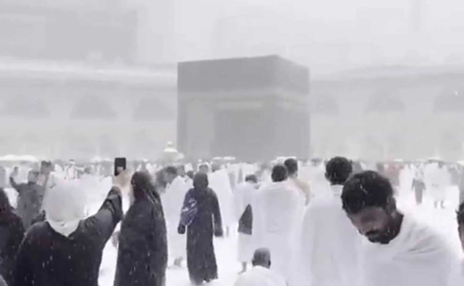حقيقة فيديو تساقط الثلوج على المسجد الحرام