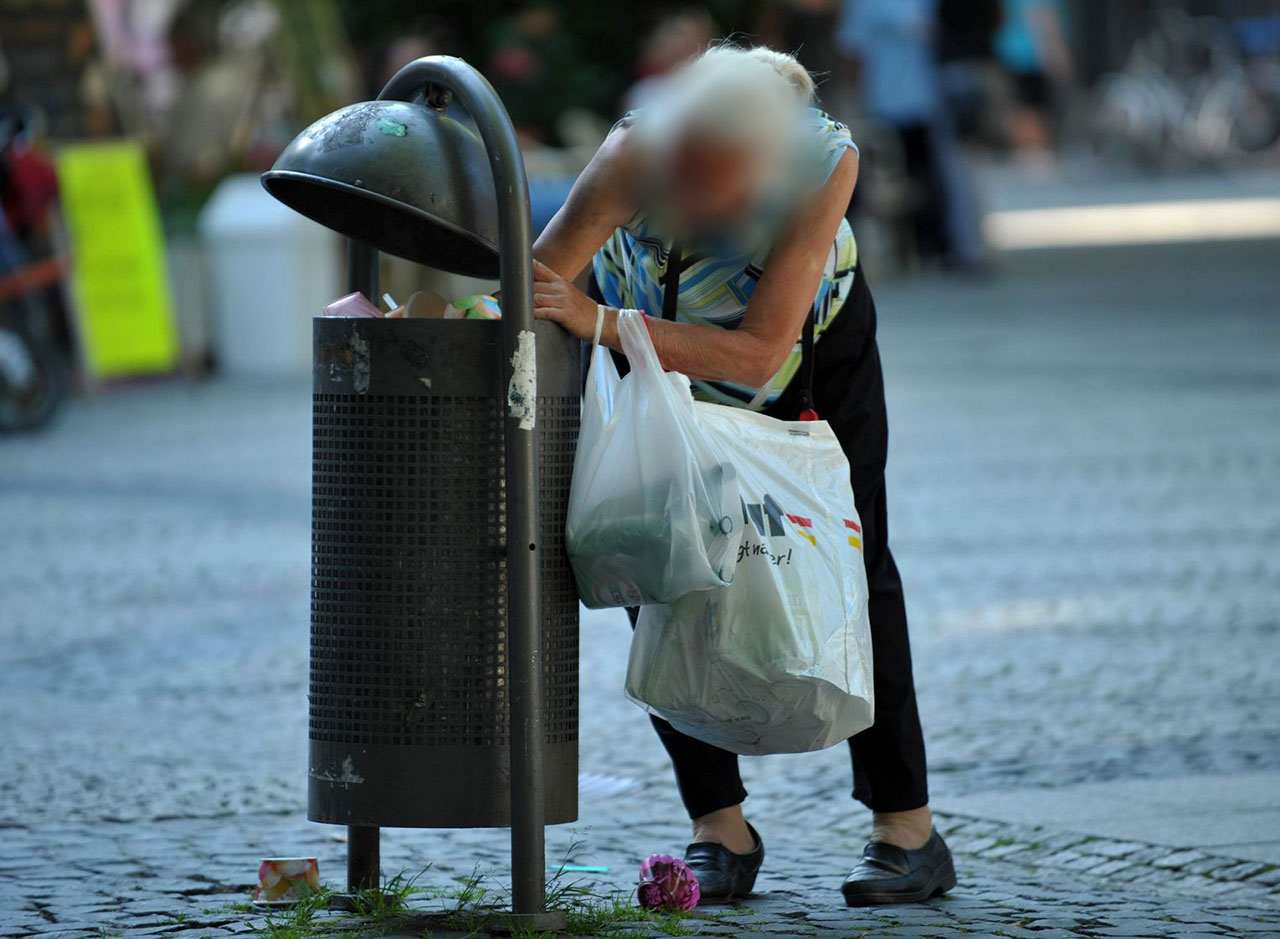 وزير ألماني يدعو لعدم تجريم إنقاذ الطعام من حاويات القمامة