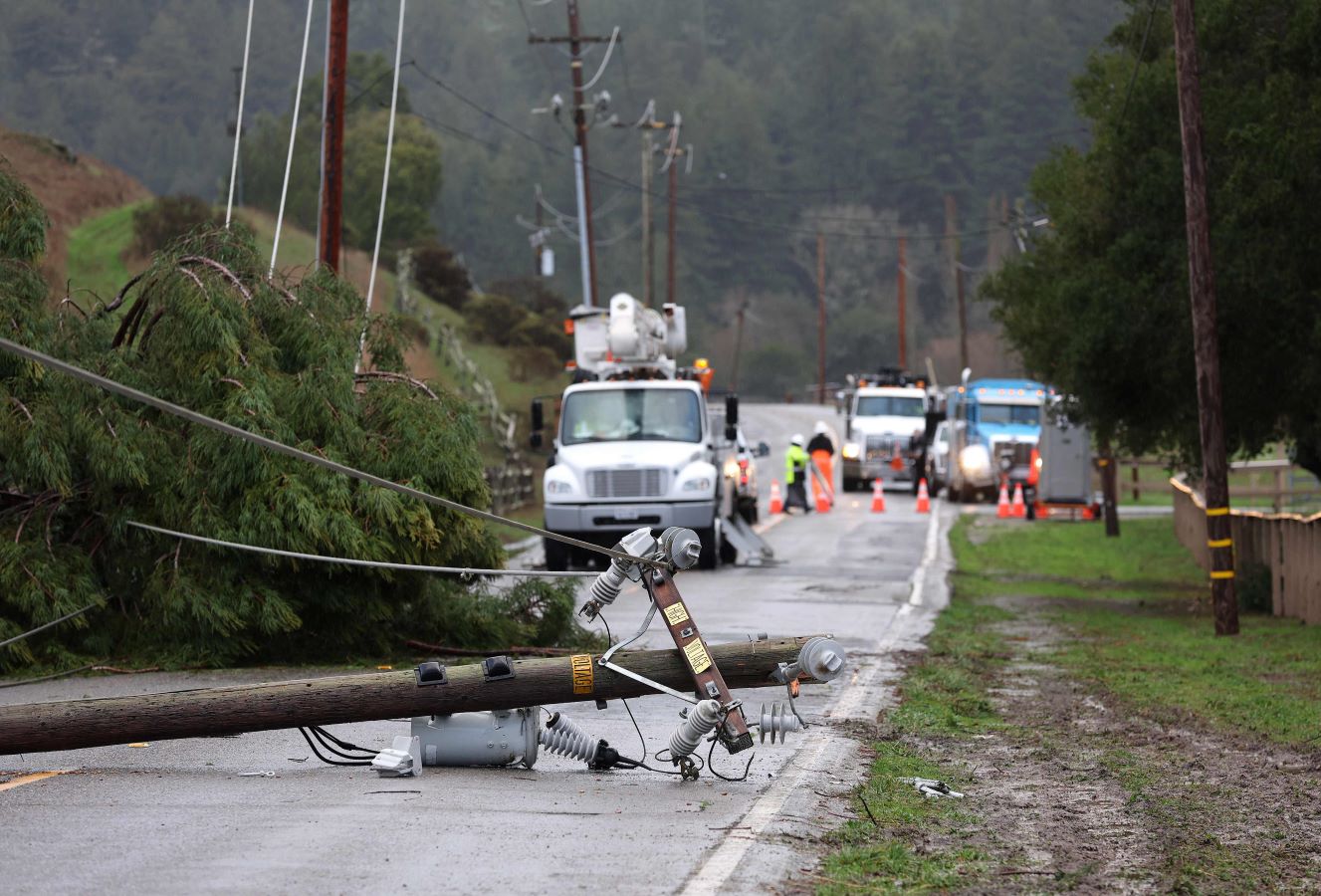 كاليفورنيا تعلن حالة الطوارىء لمواجهة عاصفة عاتية.. فيديو