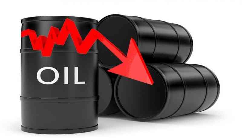 النفط يتراجع بفعل قوة الدولار وضعف التوقعات الاقتصادية