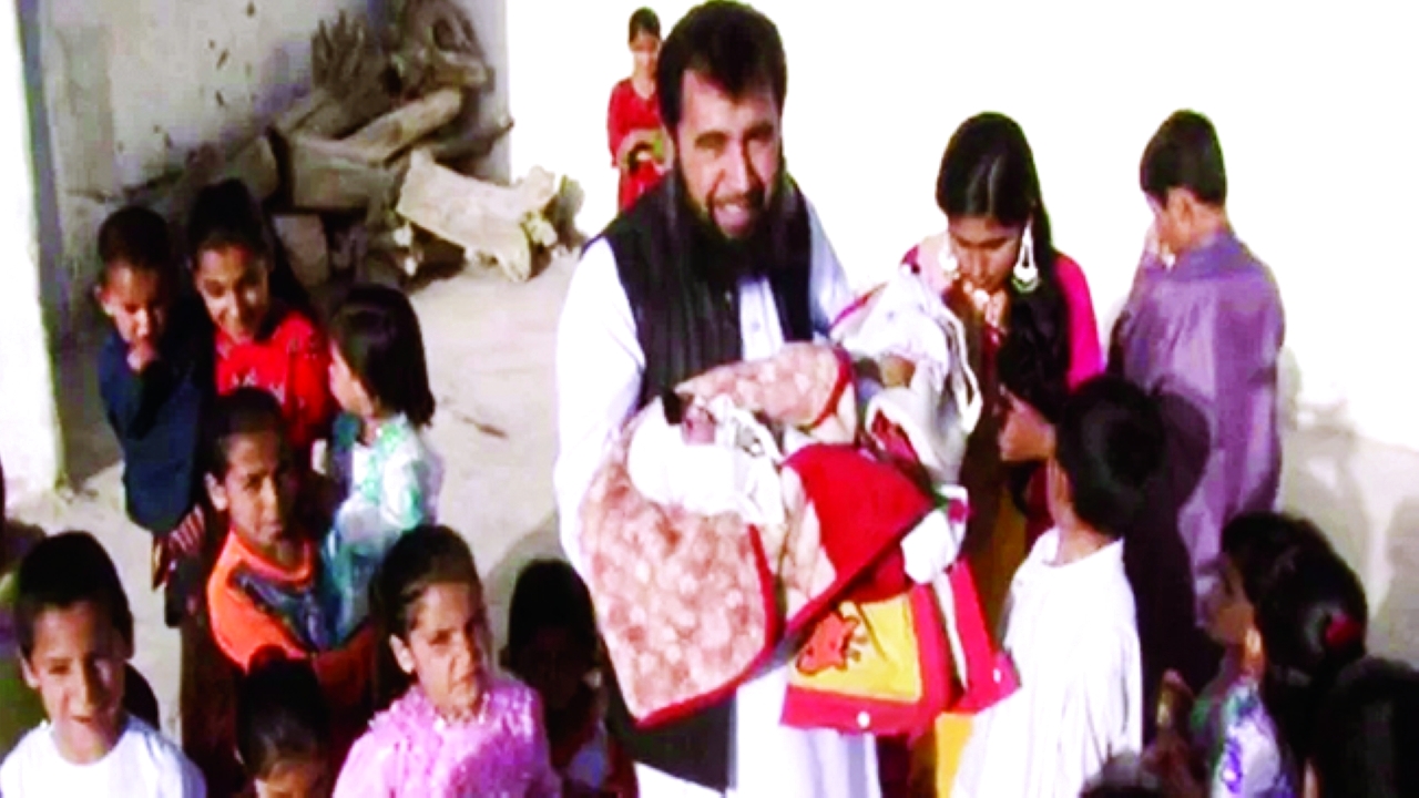 طبيب باكستاني خمسيني يُرزق بطفله الـ60
