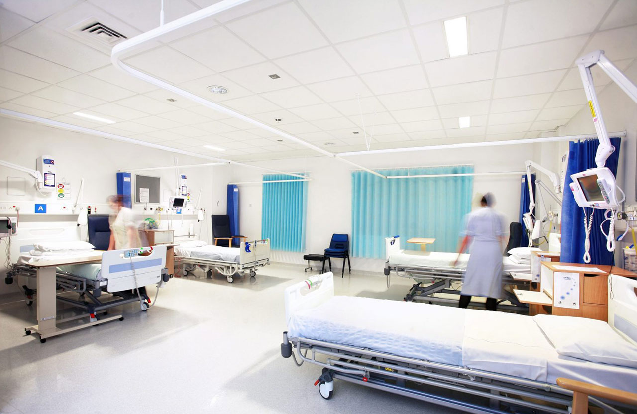 تسريح سريع للمرضى في إنجلترا لتخفيف الضغط على المستشفيات