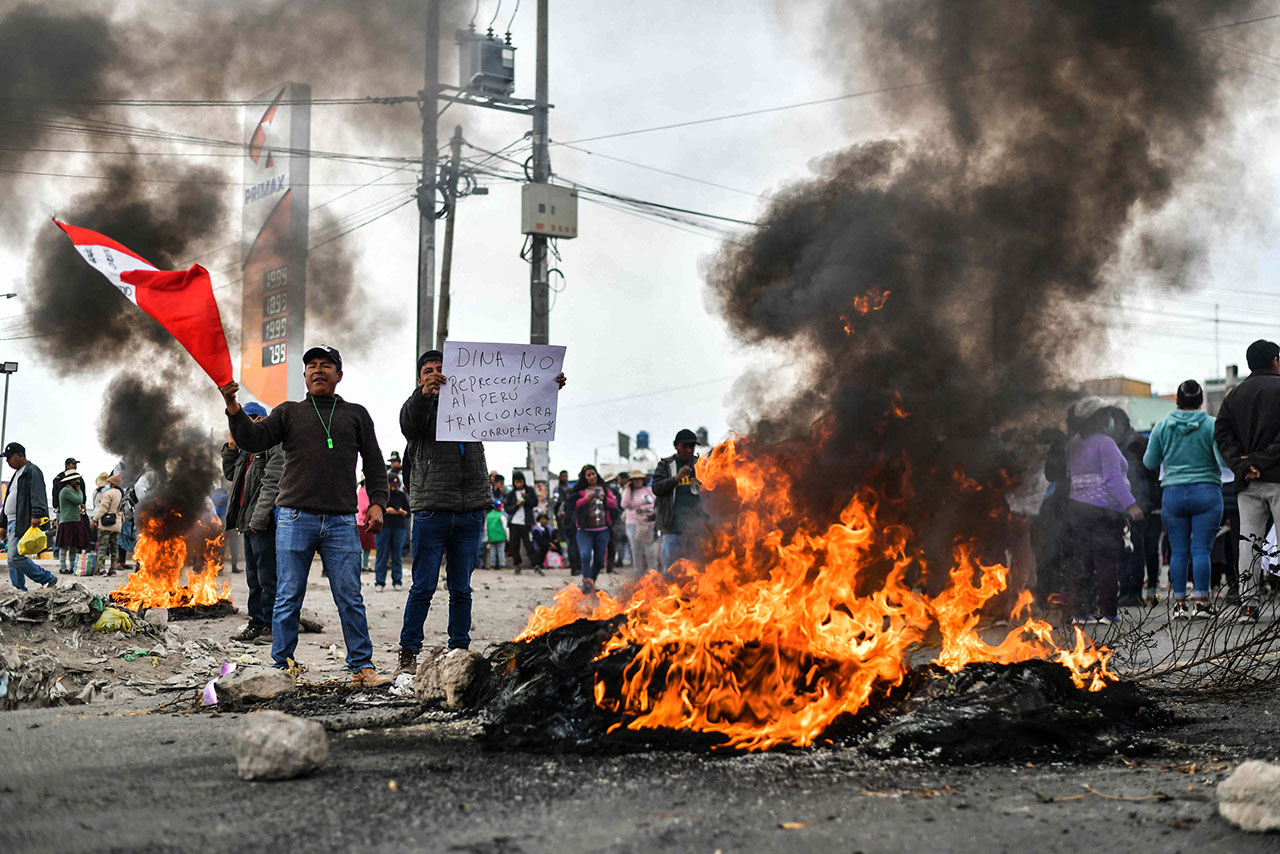 إحراق شرطي حتى الموت وسط مظاهرات مناوئة للحكومة في بيرو