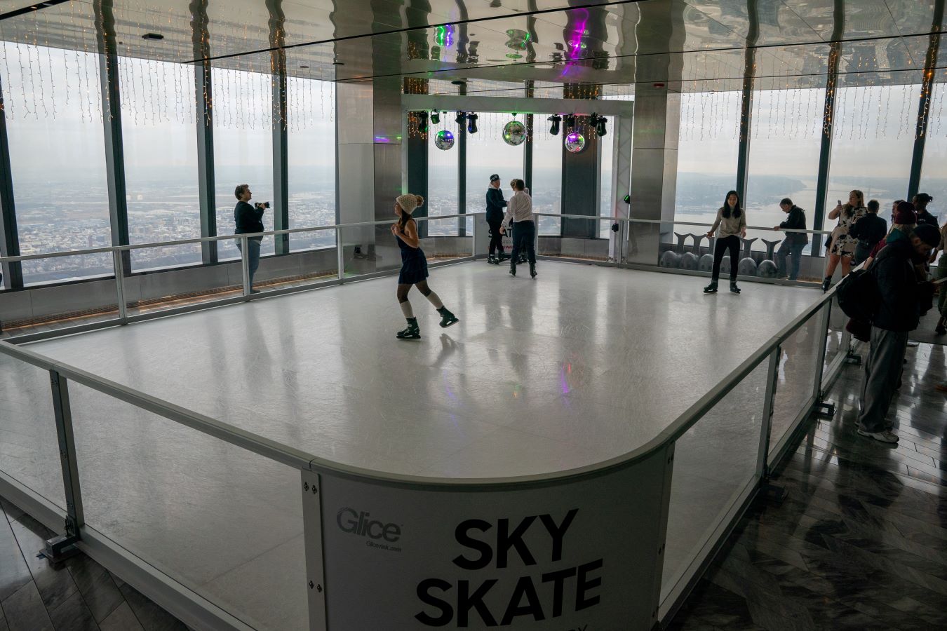 التزلج على الجليد على ارتفاع 100 طابق في مانهاتن الأمريكية.. فيديو