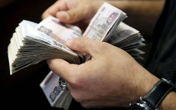 الصورة: الصورة: بعد ارتفاع قياسي.. الدولار يعود للانخفاض مقابل الجنيه المصري
