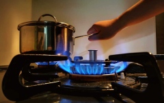 الصورة: الصورة: دراسة عن الربو تثير جدلاً في شأن سلامة الطهو بالغاز