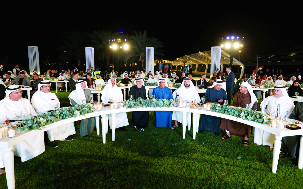 الصورة : عبد الرحمن العويس ومحمد المر وعدد من المسؤولين خلال حفل تكريم الشركاء | تصوير: سالم خميس