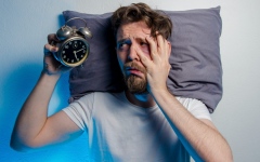 الصورة: الصورة: 4 عادات سيئة تؤثر على نومك وتصيبك بالأرق