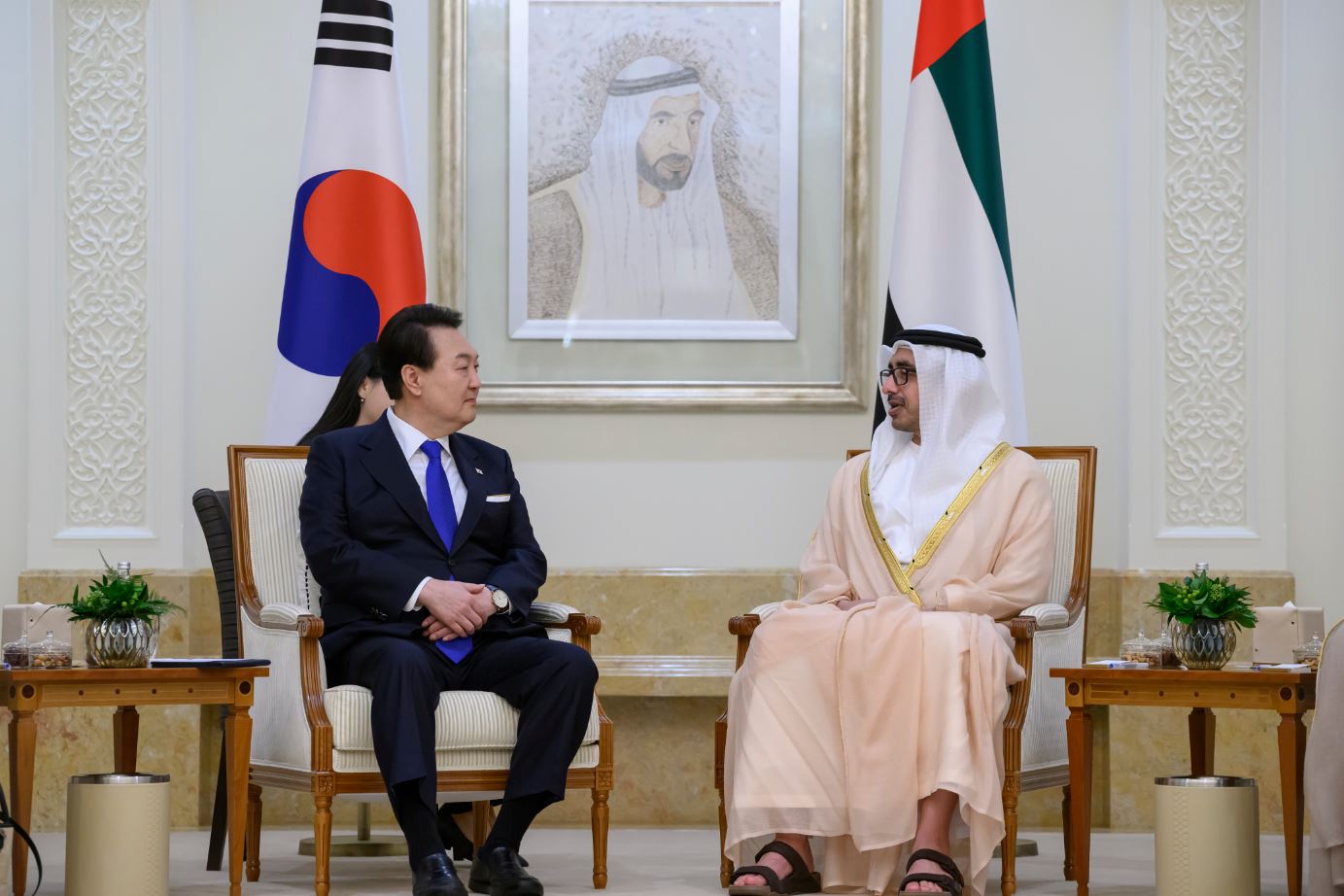 الصورة : عبدالله بن زايد في حديث مع الرئيس الكوري