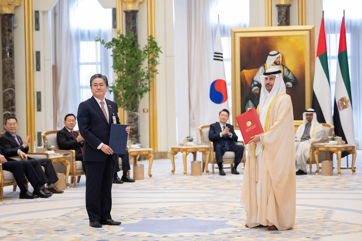 الصورة : محمد بن زايد والرئيس الكوري يشهدان تبادل مذكرة بين محمد الحمادي وتشيونغ سونغ إيل
