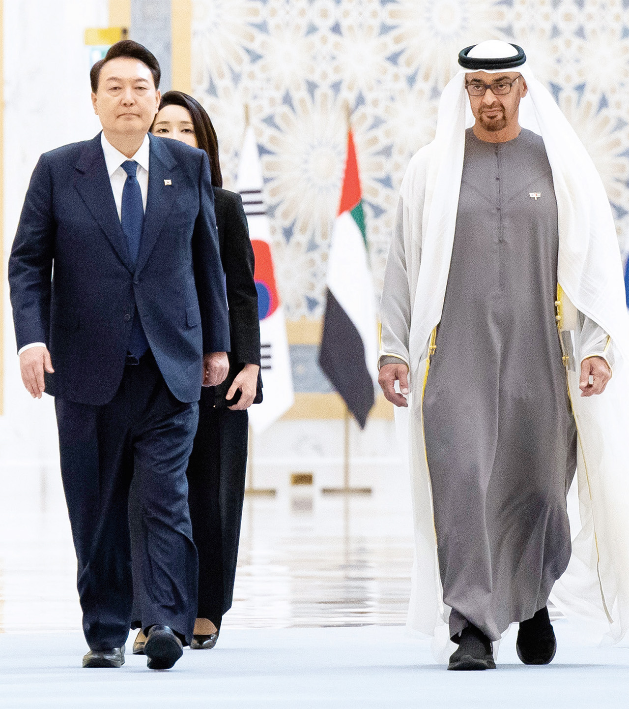 الصورة : رئيس الدولة والرئيس الكوري خلال الاستقبال