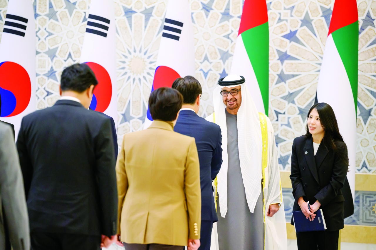 الصورة : رئيس الدولة مرحباً بالوفد المرافق للرئيس الكوري