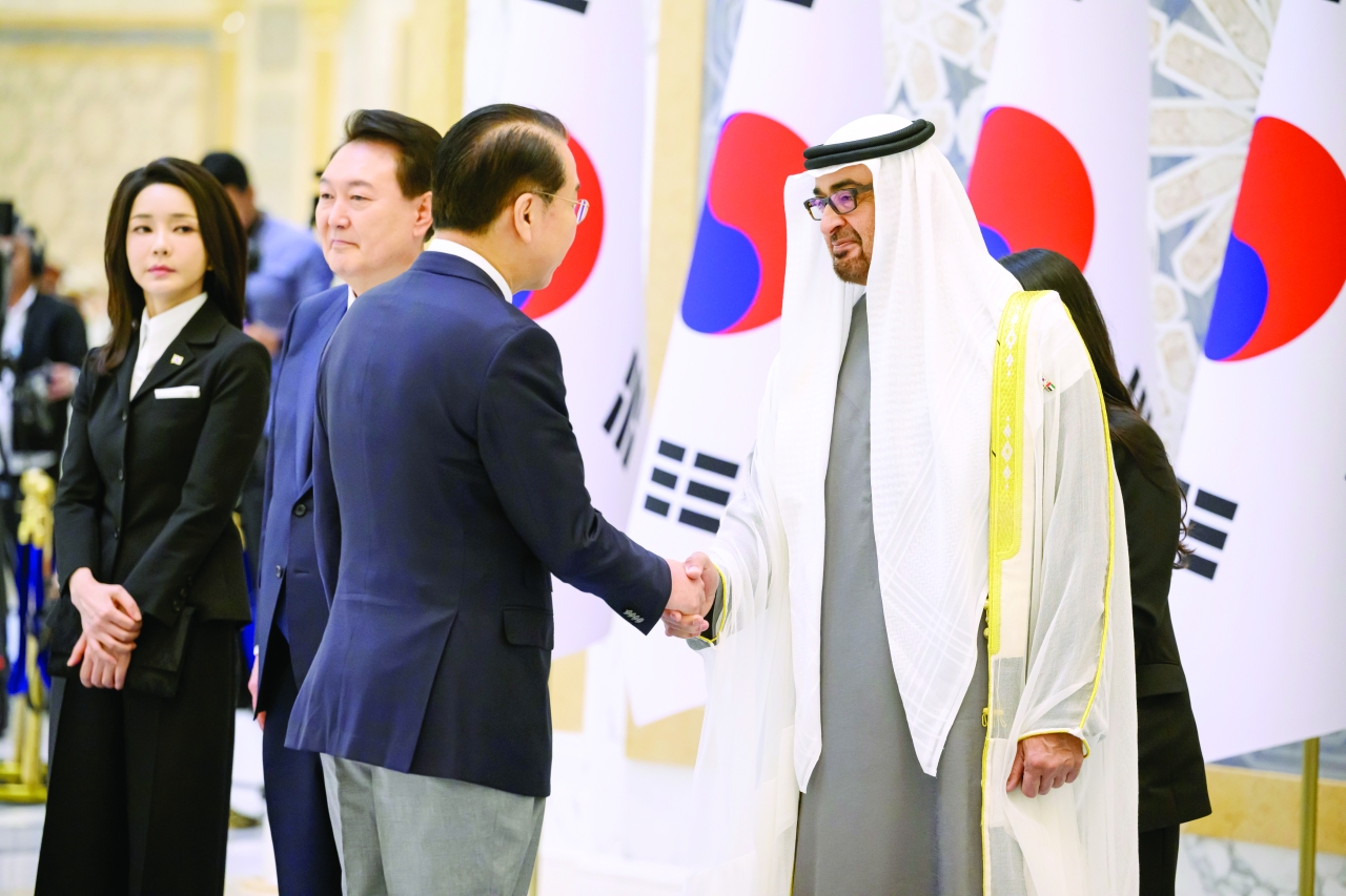 الصورة : محمد بن زايد بحضور الرئيس الكوري مصافحاً الوفد المرافق لضيف البلاد